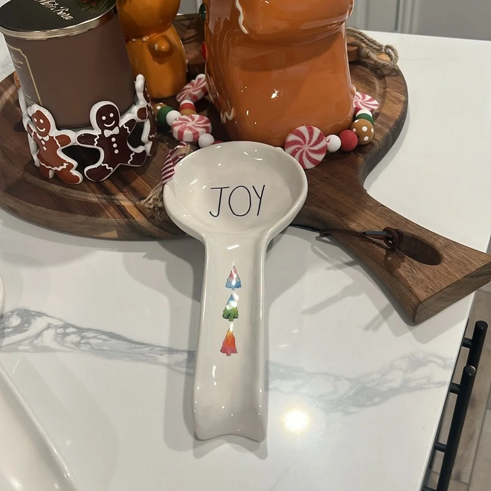 Cute Rae Dunn JOY 🎄⛄️🎁 Spoon Rest!